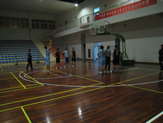 Participate in the street basketball match
